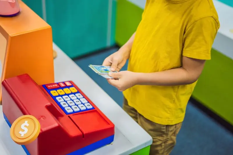 Qual a importância da educação financeira nas escolas? 7 benefícios!